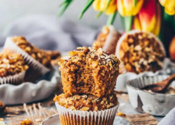 MICROWAVE MUFFINS : CHOCOLATE AND CARROT